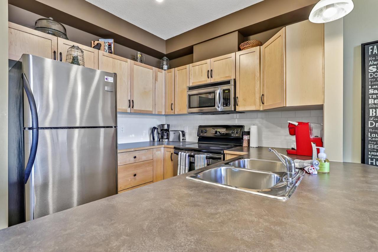 Spectacular Mountain View Corner Unit Pool Hot Tub Park Pass Apartment Canmore Bagian luar foto