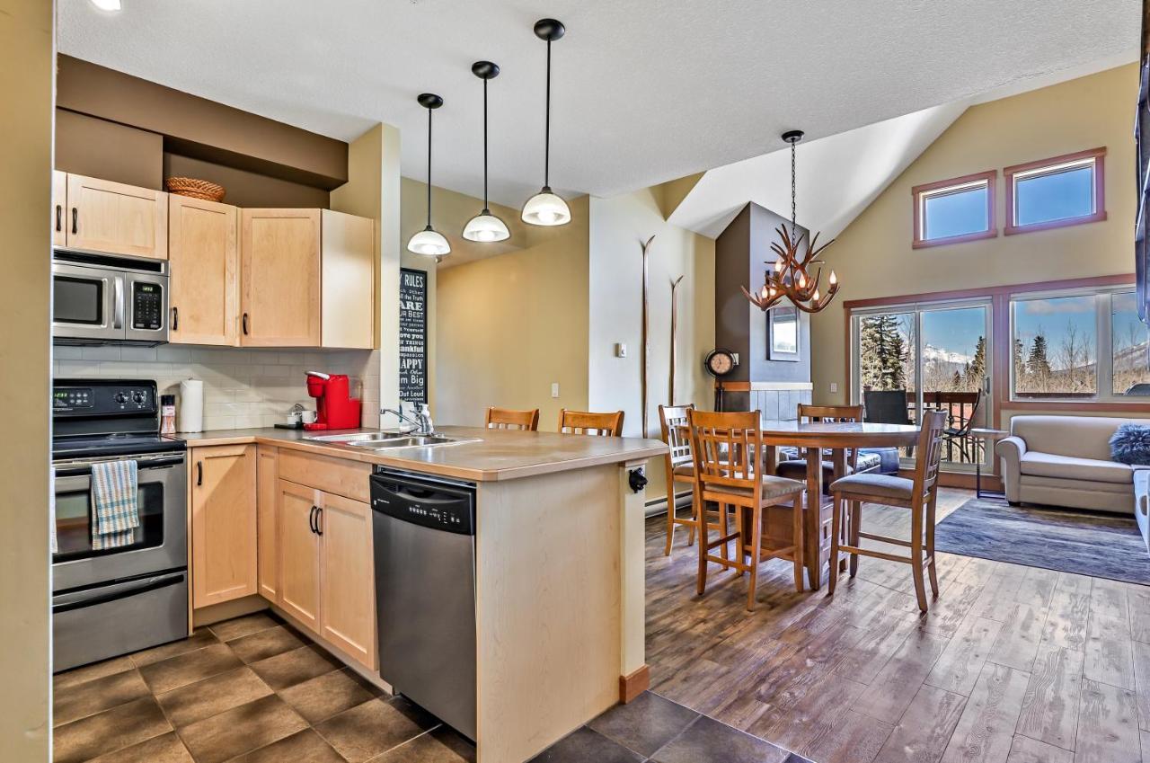 Spectacular Mountain View Corner Unit Pool Hot Tub Park Pass Apartment Canmore Bagian luar foto