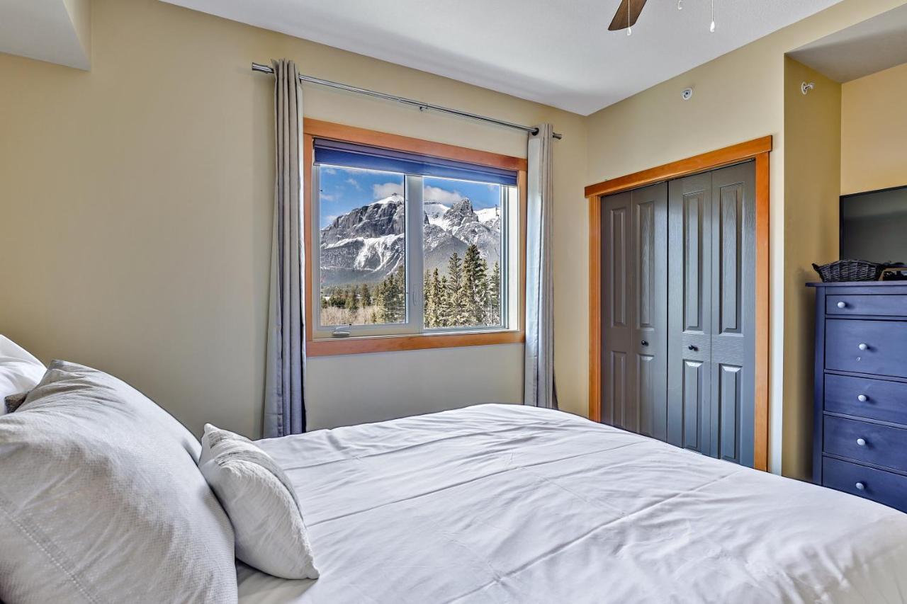 Spectacular Mountain View Corner Unit Pool Hot Tub Park Pass Apartment Canmore Bagian luar foto