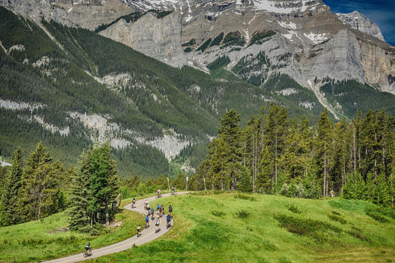 Spectacular Mountain View Corner Unit Pool Hot Tub Park Pass Apartment Canmore Bagian luar foto