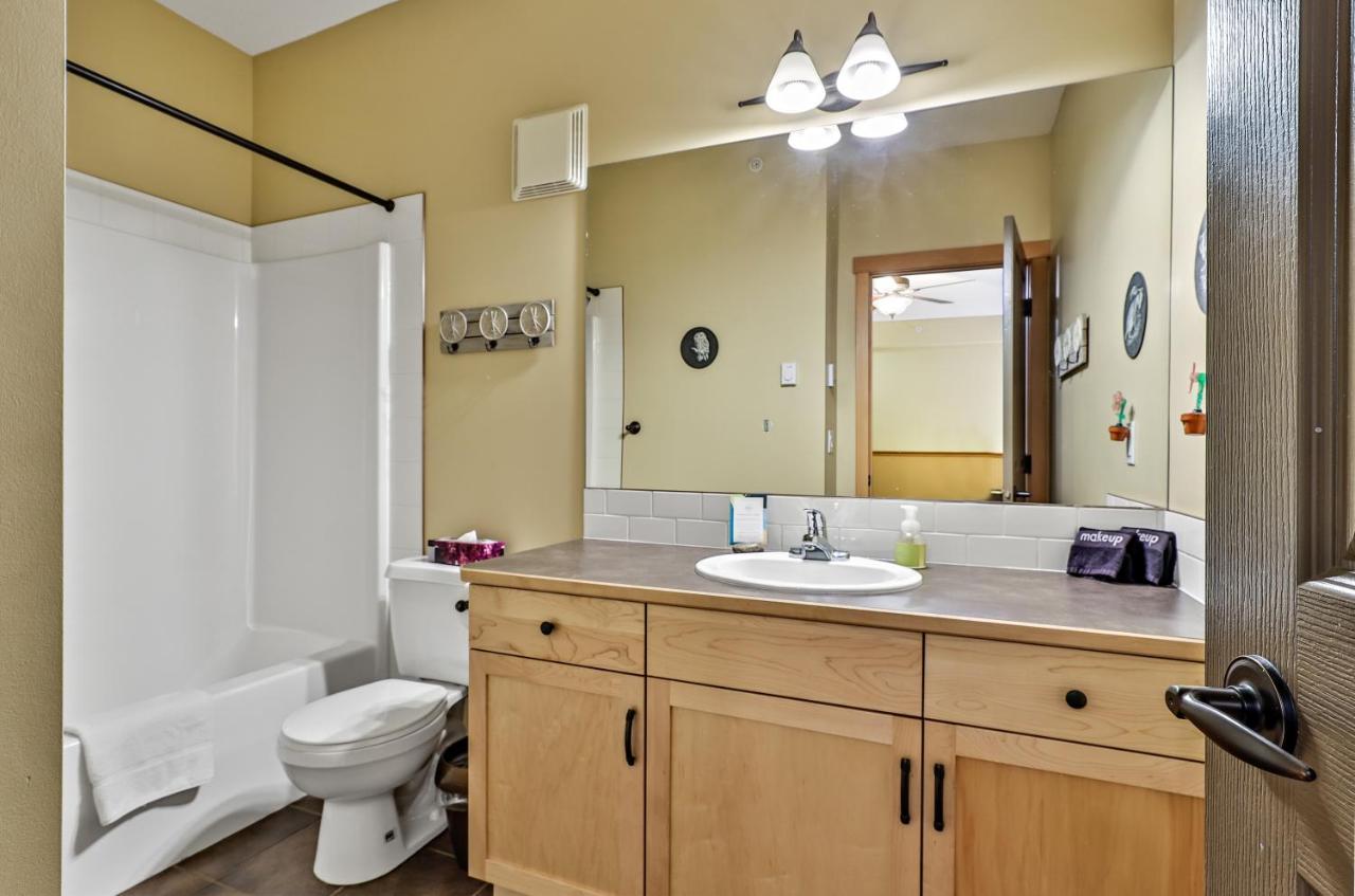 Spectacular Mountain View Corner Unit Pool Hot Tub Park Pass Apartment Canmore Bagian luar foto