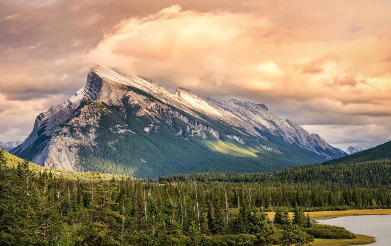 Spectacular Mountain View Corner Unit Pool Hot Tub Park Pass Apartment Canmore Bagian luar foto